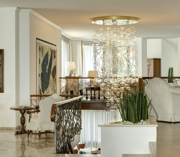 Недавно обстановка в холле была отремонтирована