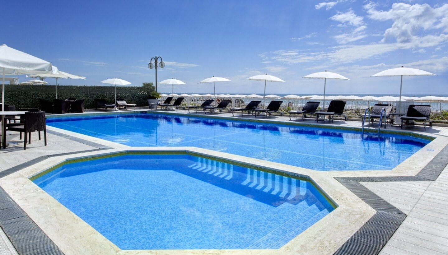 La piscina dell'Hotel è situata di fronte alla spiaggia