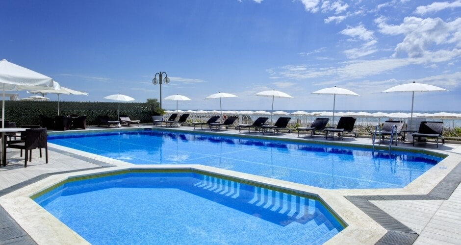 La piscina dell'Hotel è situata di fronte alla spiaggia