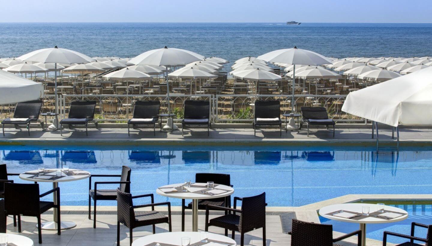 Terrazza Colazioni con Piscina e Vista Mare