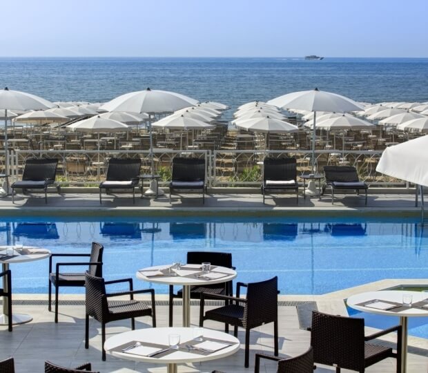 Terrazza Colazioni con Piscina e Vista Mare